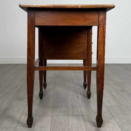 ANTIQUE 20TH CENTURY SMALL OAK DESK OF FINE QUALITY - ADDITIONAL PHOTO 3