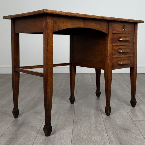 ANTIQUE 20TH CENTURY SMALL OAK DESK OF FINE QUALITY - ADDITIONAL PHOTO 7