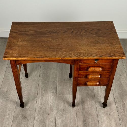 ANTIQUE 20TH CENTURY SMALL OAK DESK OF FINE QUALITY - ADDITIONAL PHOTO 8