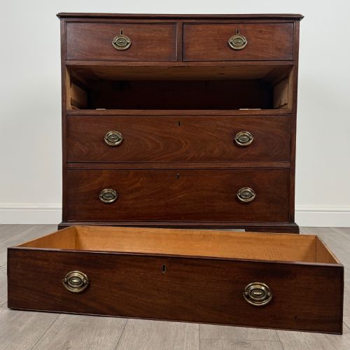 ANTIQUE 18TH CENTURY FINE QUALITY CHEST OF DRAWERS IN MAHOGANY - ADDITIONAL PHOTO 9
