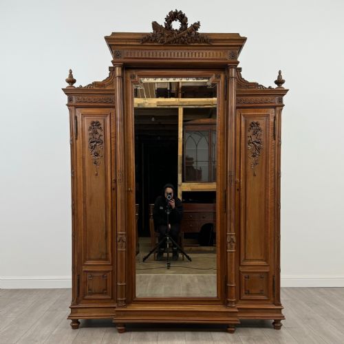 antique 19th century fine quality french armoire in walnut - CATEGORY: ANTIQUE WARDROBES - DATED VICTORIAN