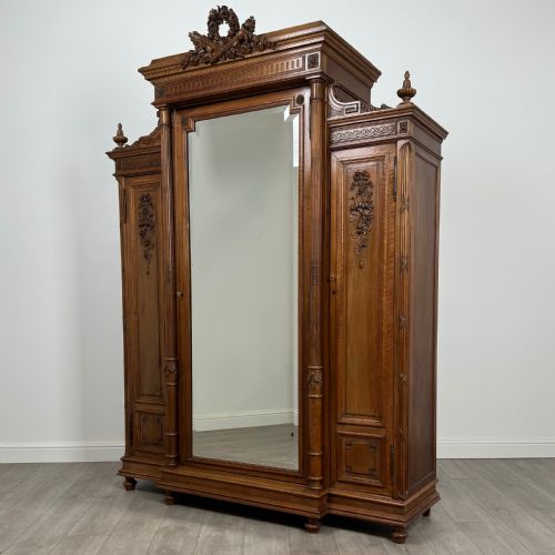 ANTIQUE 19TH CENTURY FINE QUALITY FRENCH ARMOIRE IN WALNUT - ADDITIONAL PHOTO 2