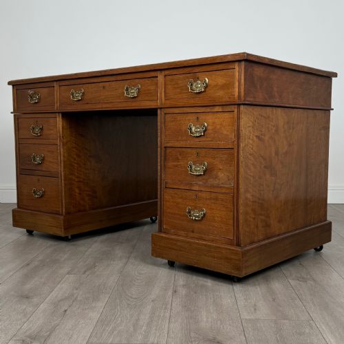 ANTIQUE 19TH CENTURY FINE QUALITY PEDESTAL DESK IN WALNUT - ADDITIONAL PHOTO 1