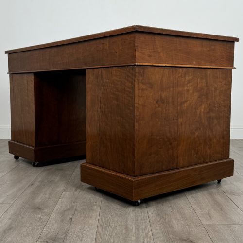 ANTIQUE 19TH CENTURY FINE QUALITY PEDESTAL DESK IN WALNUT - ADDITIONAL PHOTO 5