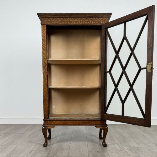 ANTIQUE 20TH CENTURY OAK DISPLAY CABINET OF FINE QUALITY - ADDITIONAL PHOTO 1