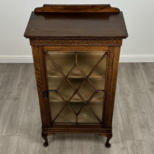 ANTIQUE 20TH CENTURY OAK DISPLAY CABINET OF FINE QUALITY - ADDITIONAL PHOTO 9