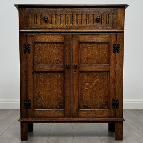 antique 20th century golden oak cupboard - CATEGORY: ANTIQUE SIDEBOARDS - DATED EDWARDIAN