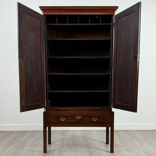 ANTIQUE 18TH CENTURY FINE QUALITY CUPBOARD ON STAND IN OAK - ADDITIONAL PHOTO 1