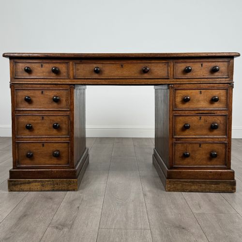 antique 19th century pedestal desk in oak - CATEGORY: ANTIQUE DESKS - DATED VICTORIAN