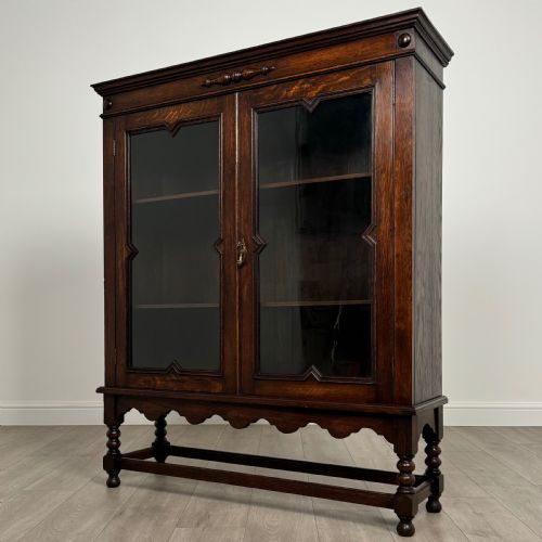 ANTIQUE 20TH CENTURY JACOBEAN STYLE OAK DISPLAY CABINET - ADDITIONAL PHOTO 2