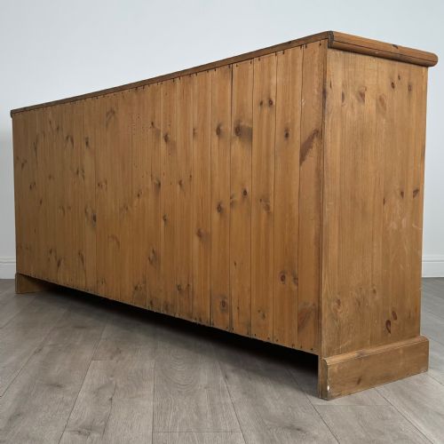 VINTAGE 20TH CENTURY FINE QUALITY LARGE SIDEBOARD IN PINE - ADDITIONAL PHOTO 6