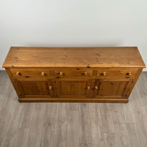 VINTAGE 20TH CENTURY FINE QUALITY LARGE SIDEBOARD IN PINE - ADDITIONAL PHOTO 9