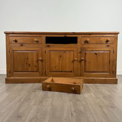 VINTAGE 20TH CENTURY FINE QUALITY LARGE SIDEBOARD IN PINE - ADDITIONAL PHOTO 10