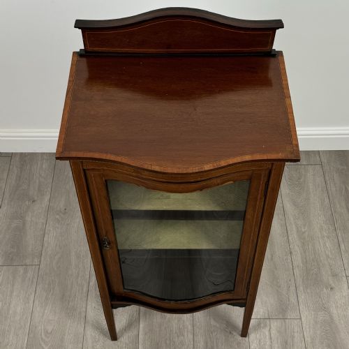 ANTIQUE 20TH CENTURY SERPENTINE DISPLAY CABINET IN MAHOGANY - ADDITIONAL PHOTO 9