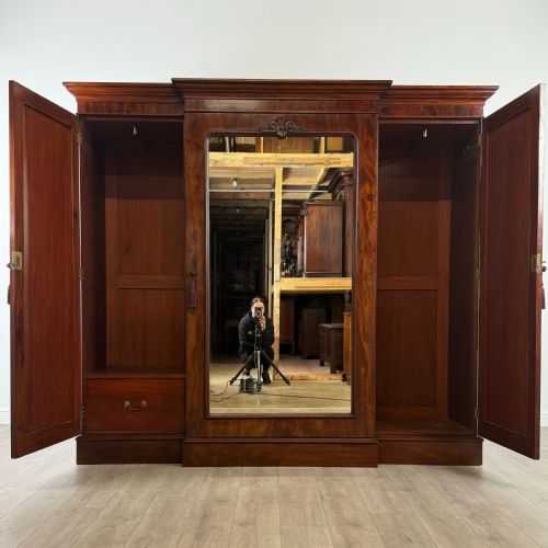 ANTIQUE 19TH CENTURY FINE QUALITY LARGE MAHOGANY WARDROBE - ADDITIONAL PHOTO 2