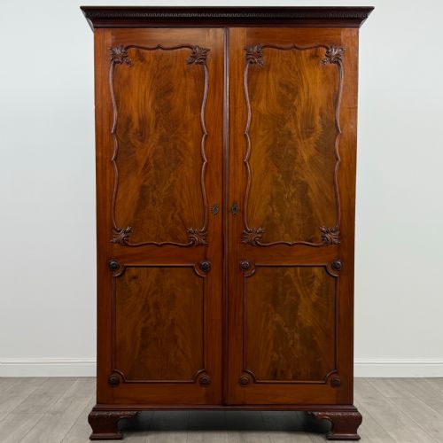 antique 19th century fine quality wardrobe in mahogany - CATEGORY: ANTIQUE WARDROBES - DATED VICTORIAN