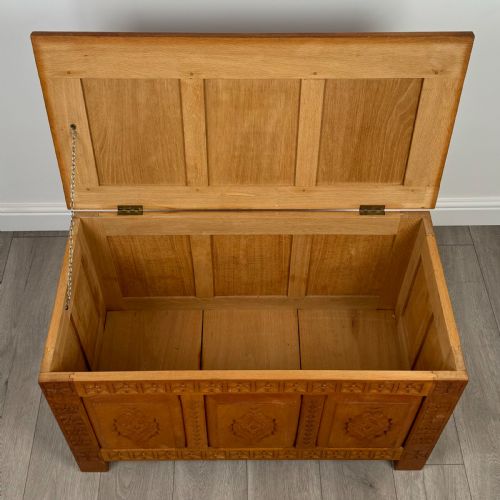 ANTIQUE 20TH CENTURY CARVED OAK BLANKET BOX - ADDITIONAL PHOTO 9