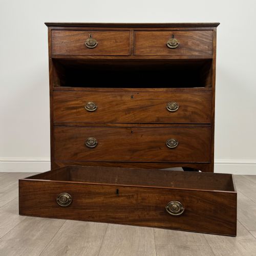 ANTIQUE 18TH CENTURY FINE QUALITY CHEST OF DRAWERS IN MAHOGANY - ADDITIONAL PHOTO 9