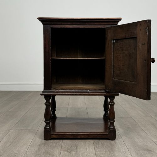 ANTIQUE 18TH CENTURY FINE QUALITY SMALL OAK CUPBOARD - ADDITIONAL PHOTO 1