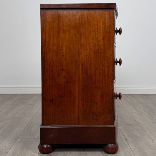 ANTIQUE 19TH CENTURY SMALL BOW FRONT CHEST OF DRAWERS - ADDITIONAL PHOTO 6