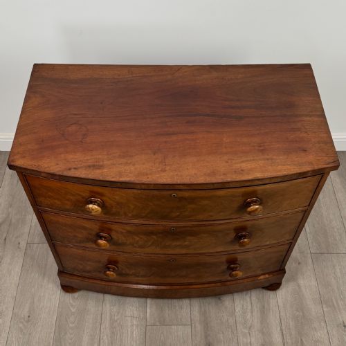 ANTIQUE 19TH CENTURY SMALL BOW FRONT CHEST OF DRAWERS - ADDITIONAL PHOTO 8