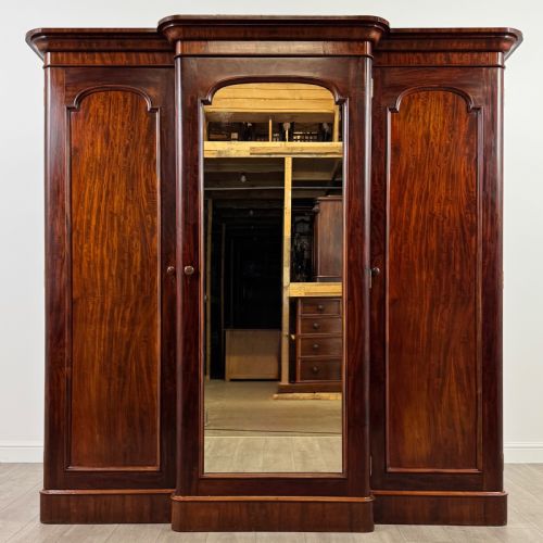 antique 19th century fine quality wardrobe in mahogany - CATEGORY: ANTIQUE WARDROBES - DATED VICTORIAN