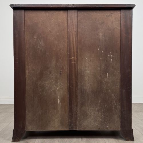 ANTIQUE 19TH CENTURY BOW FRONT CHEST OF DRAWERS IN MAHOGANY - ADDITIONAL PHOTO 4