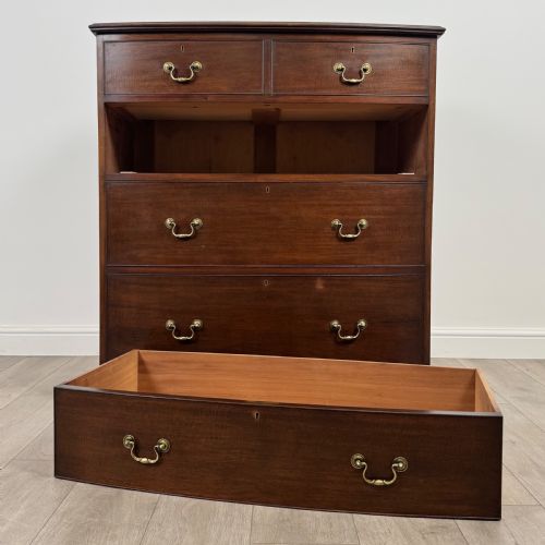 ANTIQUE 19TH CENTURY BOW FRONT CHEST OF DRAWERS IN MAHOGANY - ADDITIONAL PHOTO 9