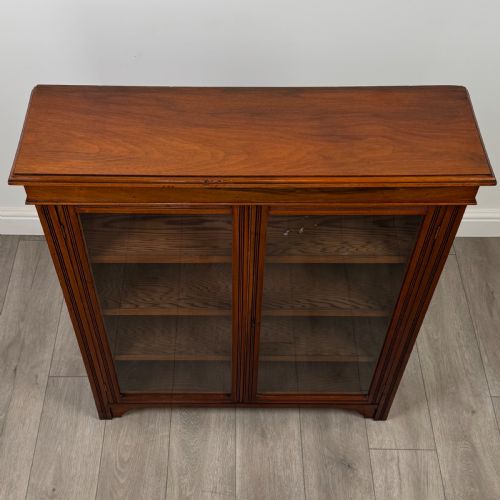 ANTIQUE 20TH CENTURY GOOD QUALITY DISPLAY CABINET IN WALNUT - ADDITIONAL PHOTO 10
