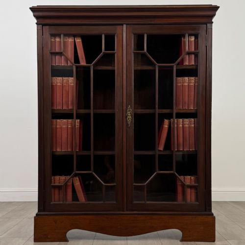 antique 19th century good quality display cabinet in mahogany - CATEGORY: ANTIQUE CABINETS - DATED VICTORIAN