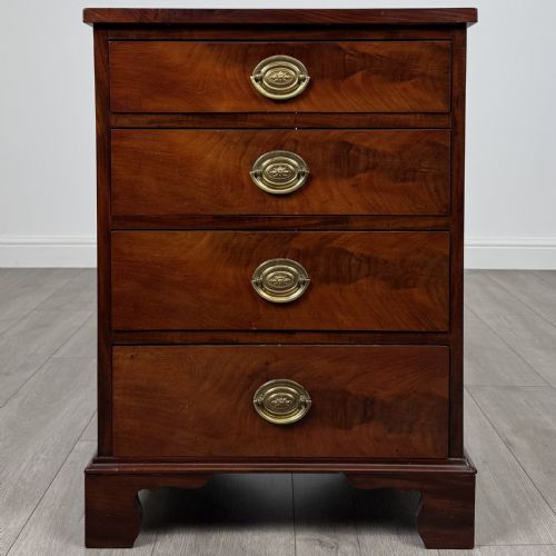 antique 18th century small mahogany chest of drawers - CATEGORY: ANTIQUE CHEST OF DRAWERS - DATED GEORGIAN