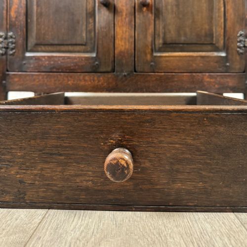 ANTIQUE 20TH CENTURY SMALL OAK DRESSER - ADDITIONAL PHOTO 11