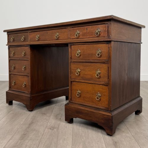 ANTIQUE 20TH CENTURY FINE QUALITY PEDESTAL DESK IN WALNUT - ADDITIONAL PHOTO 1