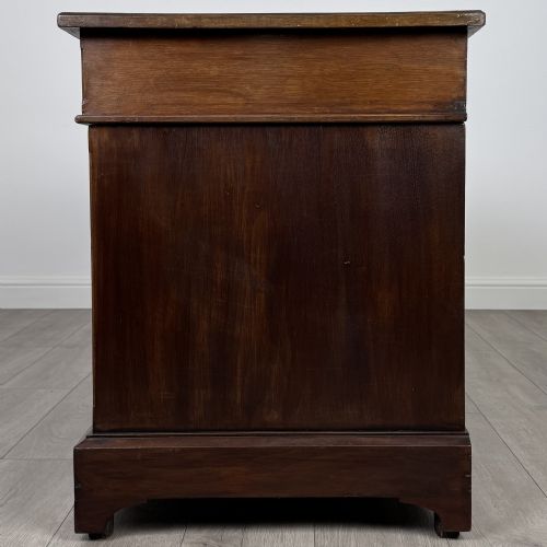 ANTIQUE 20TH CENTURY FINE QUALITY PEDESTAL DESK IN WALNUT - ADDITIONAL PHOTO 2