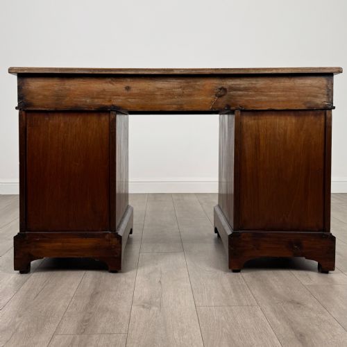 ANTIQUE 20TH CENTURY FINE QUALITY PEDESTAL DESK IN WALNUT - ADDITIONAL PHOTO 4