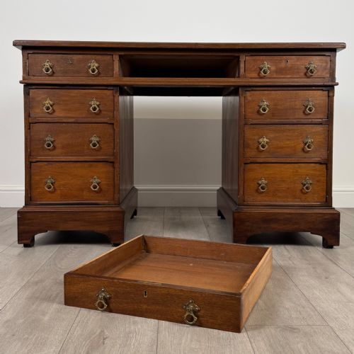 ANTIQUE 20TH CENTURY FINE QUALITY PEDESTAL DESK IN WALNUT - ADDITIONAL PHOTO 9