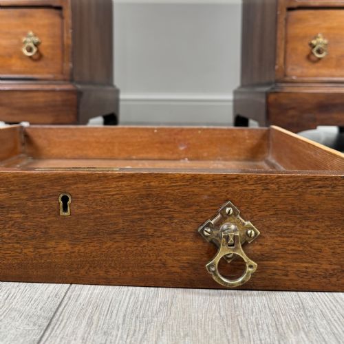 ANTIQUE 20TH CENTURY FINE QUALITY PEDESTAL DESK IN WALNUT - ADDITIONAL PHOTO 10
