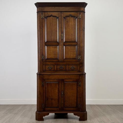 antique 20th century fine quality corner cabinet in oak - CATEGORY: ANTIQUE CUPBOARDS - DATED EDWARDIAN