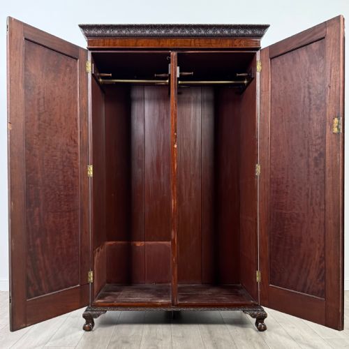 ANTIQUE 18TH CENTURY FINE QUALITY WARDROBE IN MAHOGANY - ADDITIONAL PHOTO 1