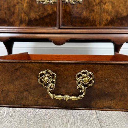 ANTIQUE 20TH CENTURY GOOD QUALITY CUPBOARD IN BURR WALNUT - ADDITIONAL PHOTO 11