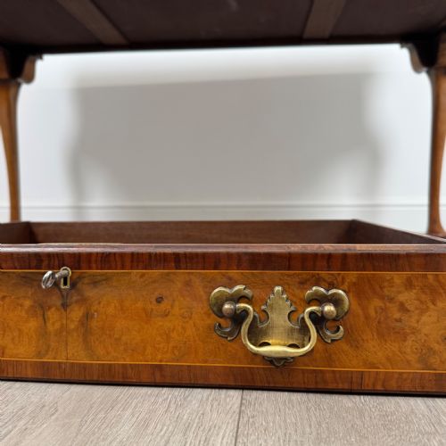 ANTIQUE 19TH CENTURY FINE QUALITY WRITING TABLE IN BURR WALNUT - ADDITIONAL PHOTO 10