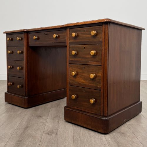 ANTIQUE 19TH CENTURY GOOD QUALITY KNEEHOLE DESK IN MAHOGANY - ADDITIONAL PHOTO 1