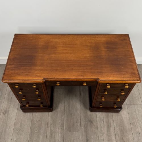 ANTIQUE 19TH CENTURY GOOD QUALITY KNEEHOLE DESK IN MAHOGANY - ADDITIONAL PHOTO 6