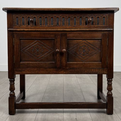 antique 20th century good quality cupboard in oak - CATEGORY: ANTIQUE SIDEBOARDS - DATED EDWARDIAN