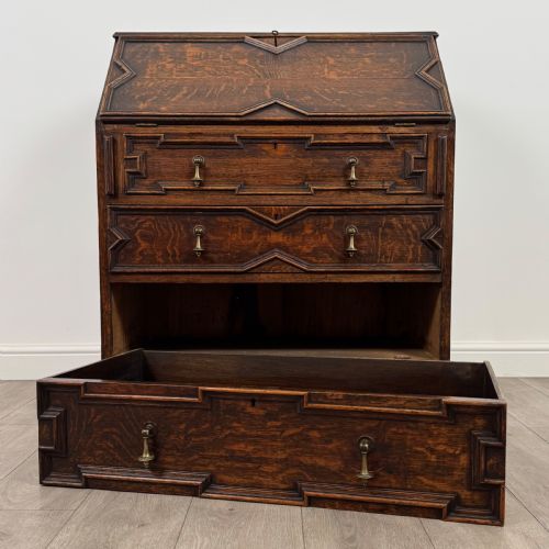 ANTIQUE 20TH CENTURY FINE QUALITY JACOBEAN BUREAU IN OAK - ADDITIONAL PHOTO 11