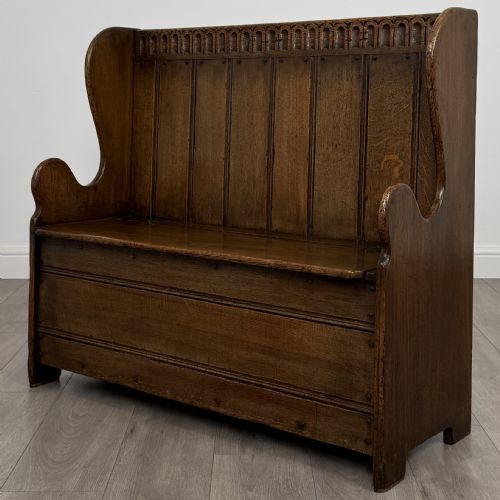 ANTIQUE 20TH CENTURY FINE QUALITY SMALL OAK SETTLE - ADDITIONAL PHOTO 1
