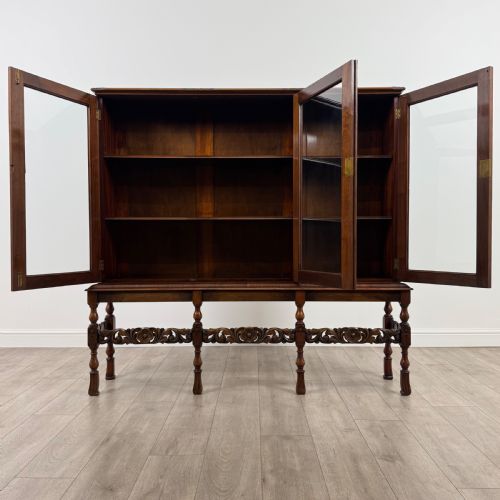 ANTIQUE 20TH CENTURY GOOD QUALITY DISPLAY CABINET IN WALNUT - ADDITIONAL PHOTO 2