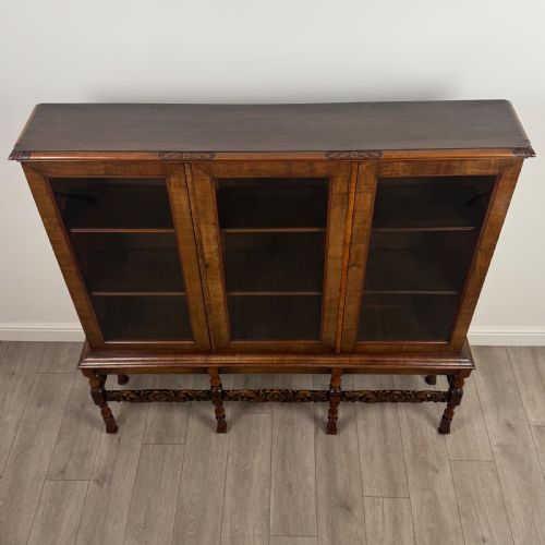 ANTIQUE 20TH CENTURY GOOD QUALITY DISPLAY CABINET IN WALNUT - ADDITIONAL PHOTO 15