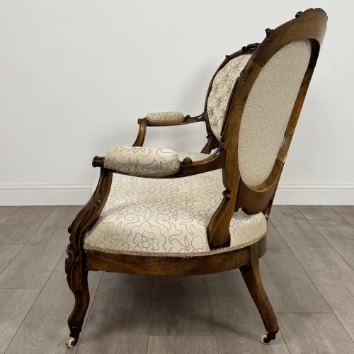 ANTIQUE 20TH CENTURY FINE CAMEO BACK SOFA IN WALNUT - ADDITIONAL PHOTO 2