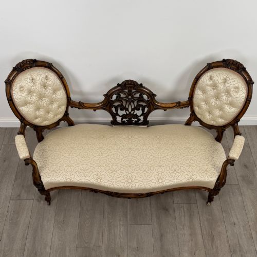 ANTIQUE 20TH CENTURY FINE CAMEO BACK SOFA IN WALNUT - ADDITIONAL PHOTO 8